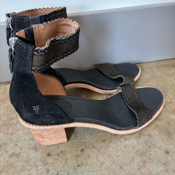 Frye Brielle Scallop Back Zip Ankle Strap Heeled Sandal Size 10 - Picture 8 of 10
